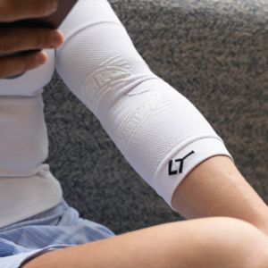 Close-up of the white ELBOW Support Premier Padel brace fabric and logo