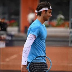 Lorenzo Musetti wearing the white Marble NO STRAIN Evolution sleeve on a tennis court