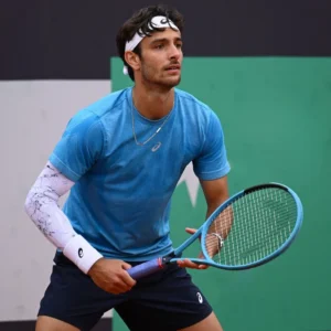 Lorenzo Musetti in ready position wearing the white Marble NO STRAIN Evolution sleeve