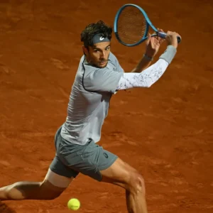 Lorenzo Musetti playing a tennis backhand in the Marble NO STRAIN Evolution sleeve