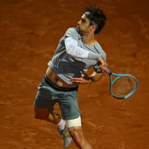 Lorenzo Musetti playing tennis in the Marble NO STRAIN Evolution sleeve