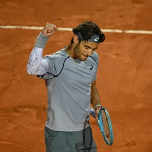 Lorenzo Musetti celebrating while wearing the white Marble NO STRAIN Evolution sleeve