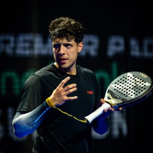Agustín Tapia wearing the NO STRAIN Evolution sleeve during padel play