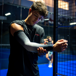 Agustín Tapia on court wearing the NO STRAIN Evolution arm sleeve