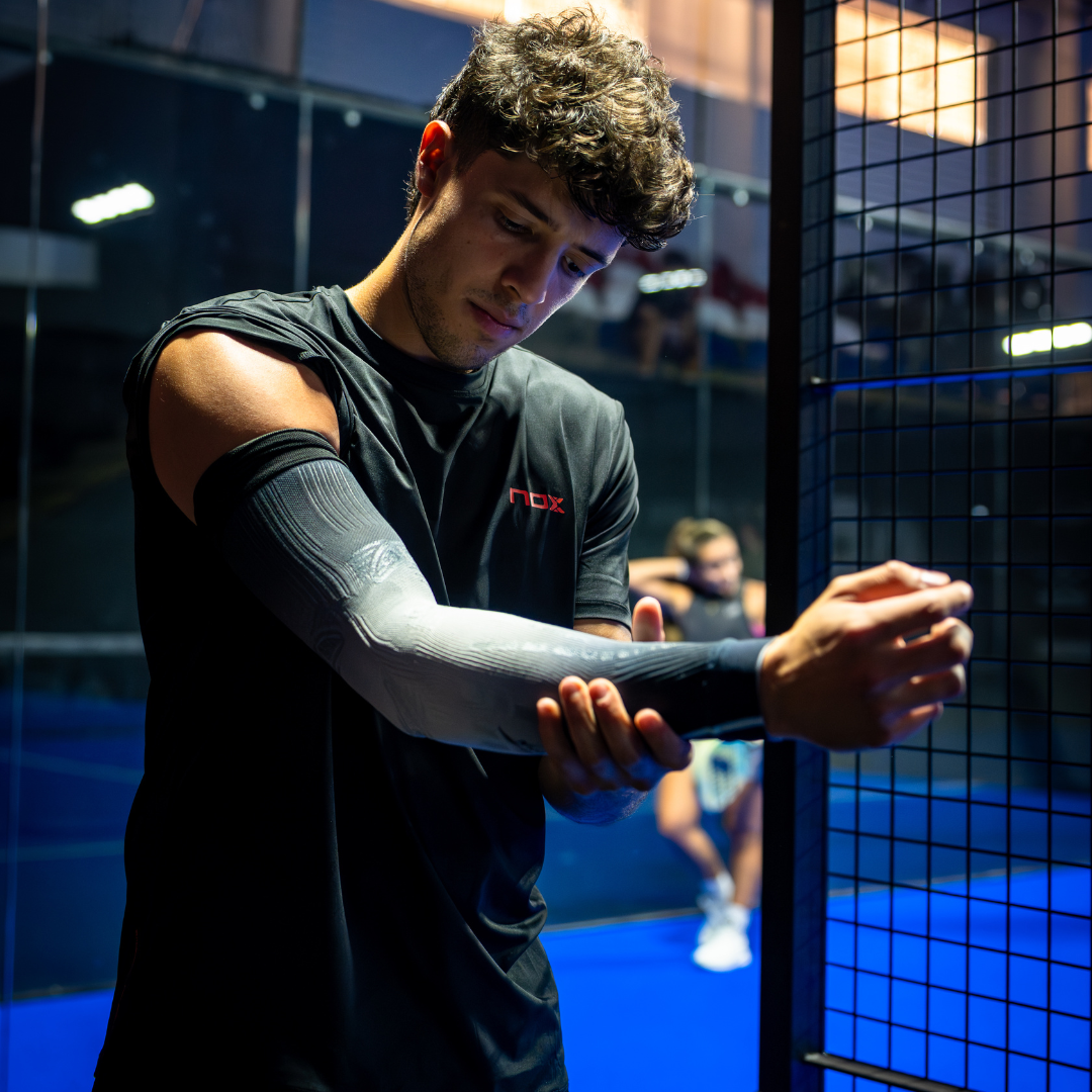 Agustín Tapia on court wearing the NO STRAIN Evolution arm sleeve